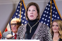 Công ty máy bỏ phiếu kiện luật sư ông Trump, đòi bồi thường 1,3 tỷ USD