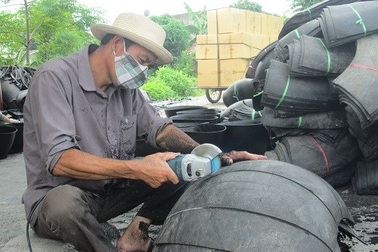 Lão nông kiếm chục tỷ mỗi năm nhờ lốp cao su hỏng