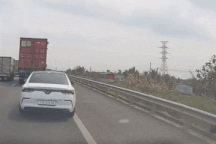 Hai xe chạy chen vào làn khẩn cấp gây va chạm, cộng đồng bàn luận đúng sai