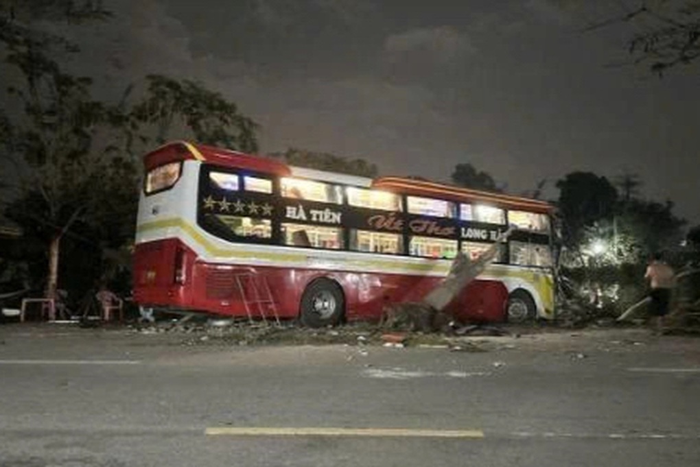 Hai người bị xe khách tông chết khi đang ngồi uống nước bên vệ đường - 1 Hai người bị xe khách tông chết khi đang ngồi uống nước bên vệ đường - 1