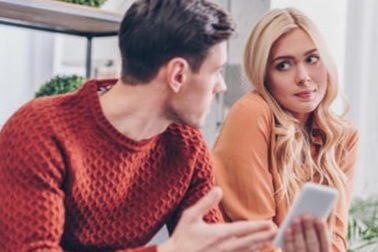 Người phụ nữ khốn khổ vì “tình bạn” giữa chồng và nữ đồng nghiệp