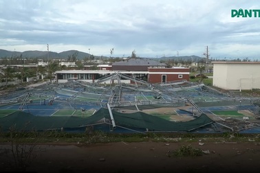 Hàng chục căn biệt thự ven biển bị bão Bualoi phá tan hoang