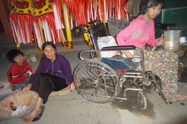 La liệt người ăn xin tại lễ hội đền ông Hoàng Mười