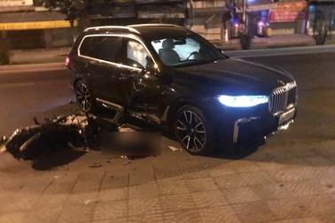 Lùi từ trong nhà ra, BMW X7 tông chết một thanh niên
