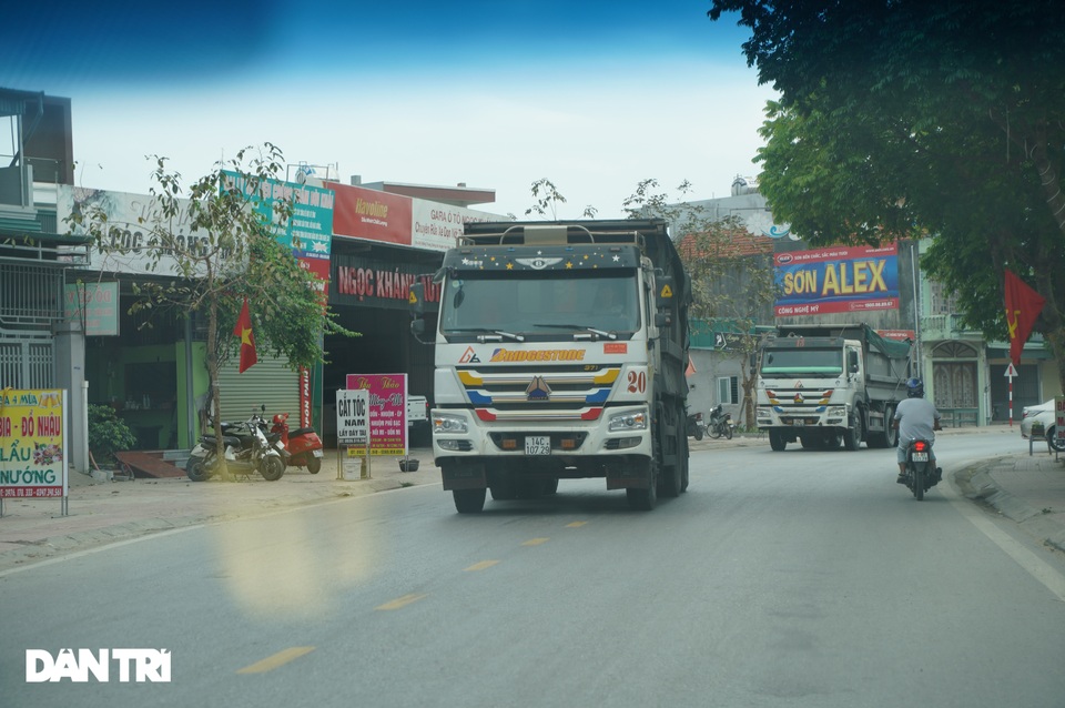 Binh đoàn xe hổ vồ hoành hành trên khắp các tuyến đường ở Quảng Ninh - 8 Binh đoàn xe hổ vồ hoành hành trên khắp các tuyến đường ở Quảng Ninh - 8