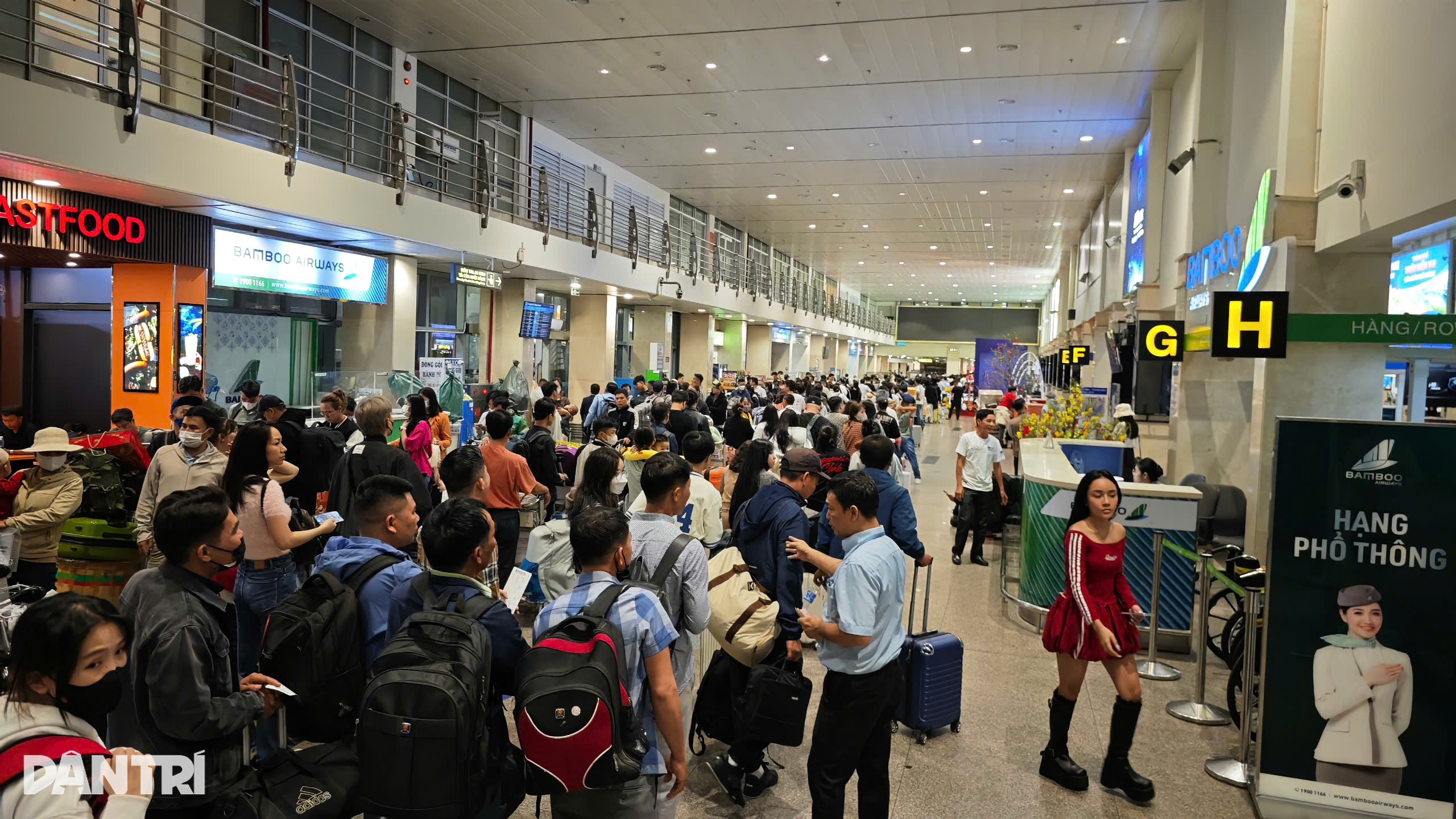 De Vietnamese luchtvaartsector heeft een topseizoen in het Tet-seizoen, Tan Son Nhat passeert de grens van 1.000 vluchten - 1 Mùa Tết bội thu của hàng không Việt, Tân Sơn Nhất vượt mốc 1.000 chuyến - 1