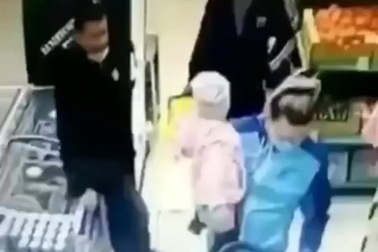 Bà mẹ và tình huống… nhầm con một cách hy hữu