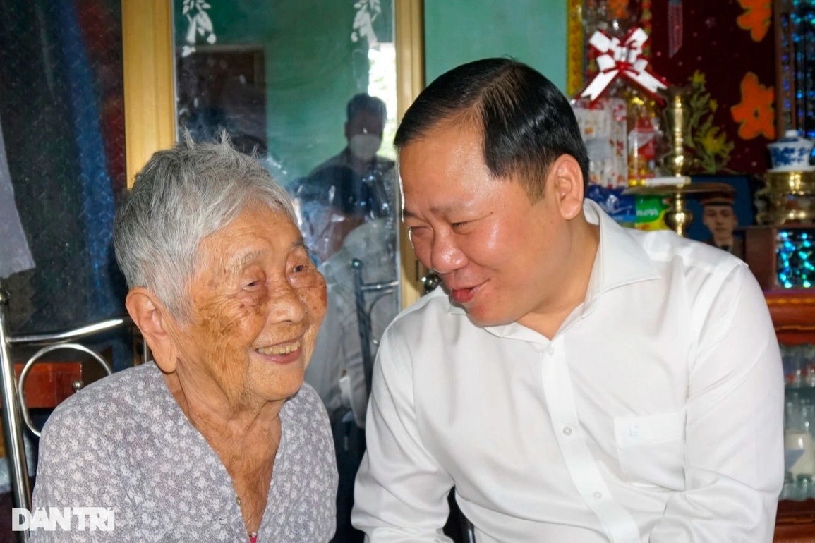 Chủ tịch Bình Định tặng quà Tết gia đình chính sách, hộ khó khăn - 1 Chủ tịch Bình Định tặng quà Tết gia đình chính sách, hộ khó khăn - 1