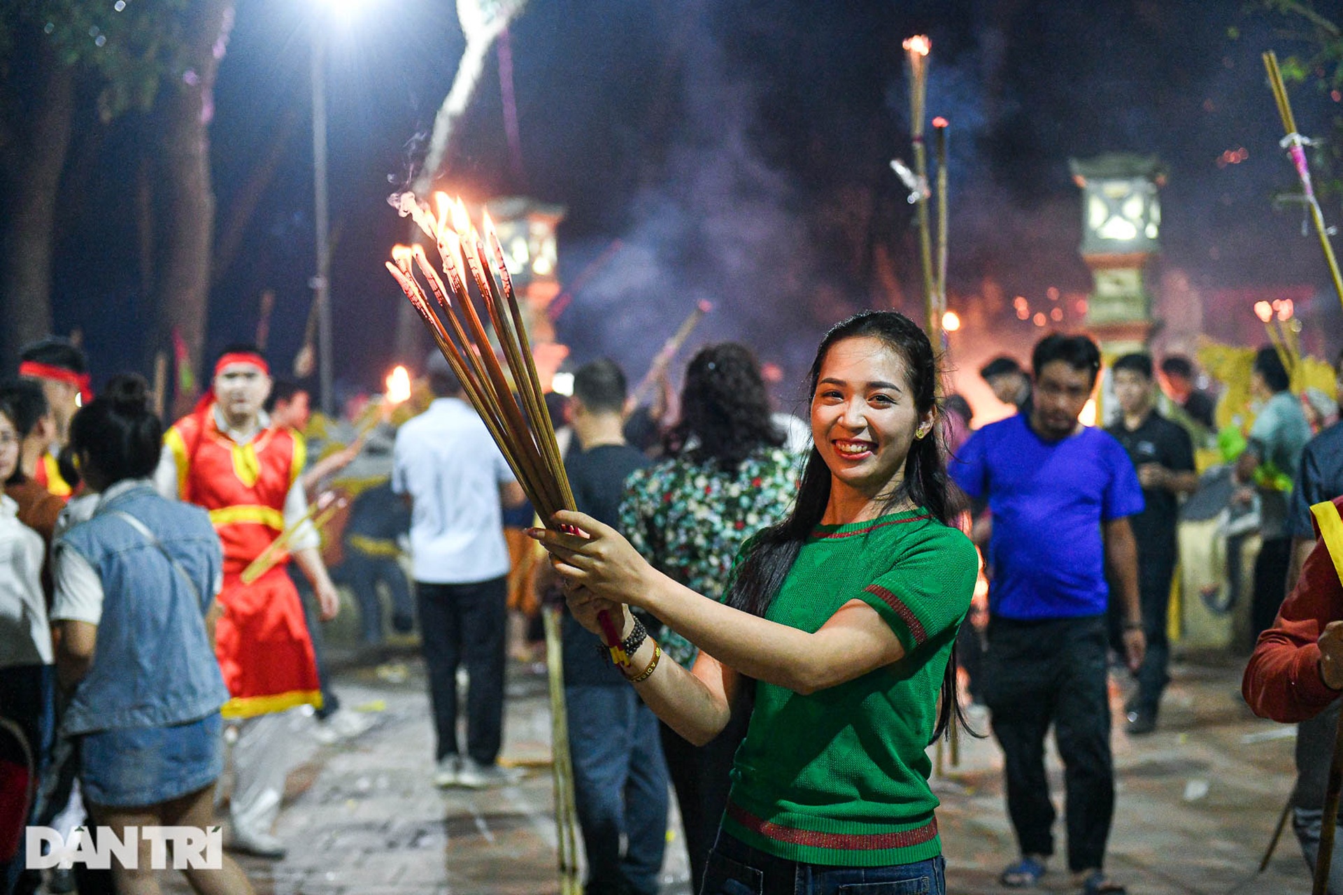 Người dân ào ào rước lửa thiêng về nhà lúc nửa đêm ở Hà Nội - 5 Người dân ào ào rước lửa thiêng về nhà lúc nửa đêm ở Hà Nội - 5