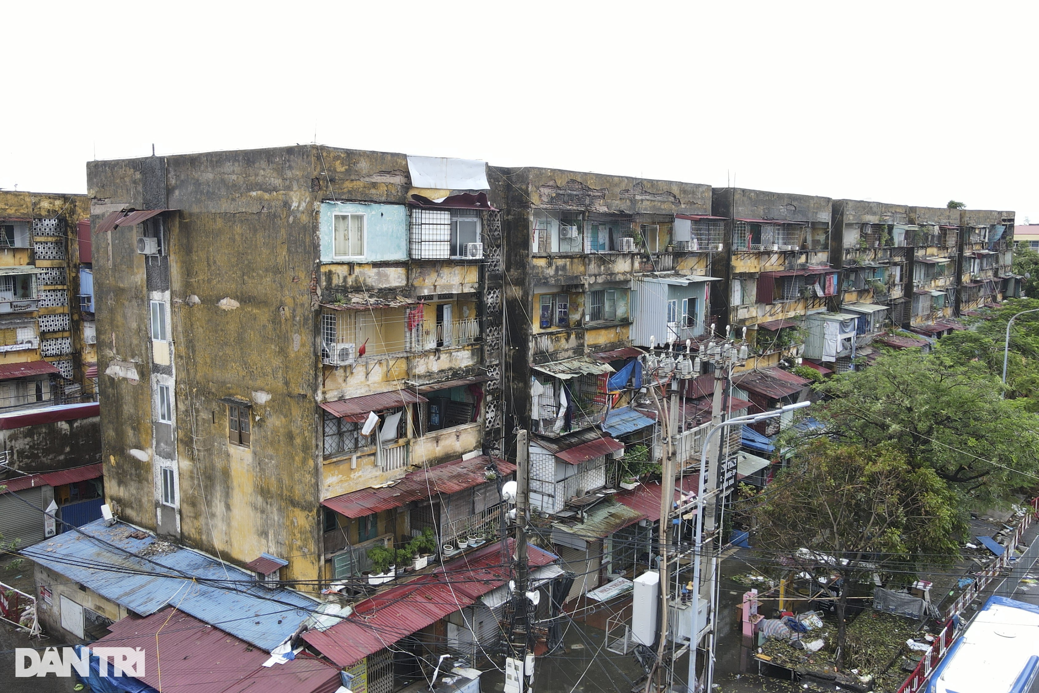 View - Cận cảnh tòa chung cư cũ nát nghiêng sau bão ở Hải Phòng | Báo Dân trí