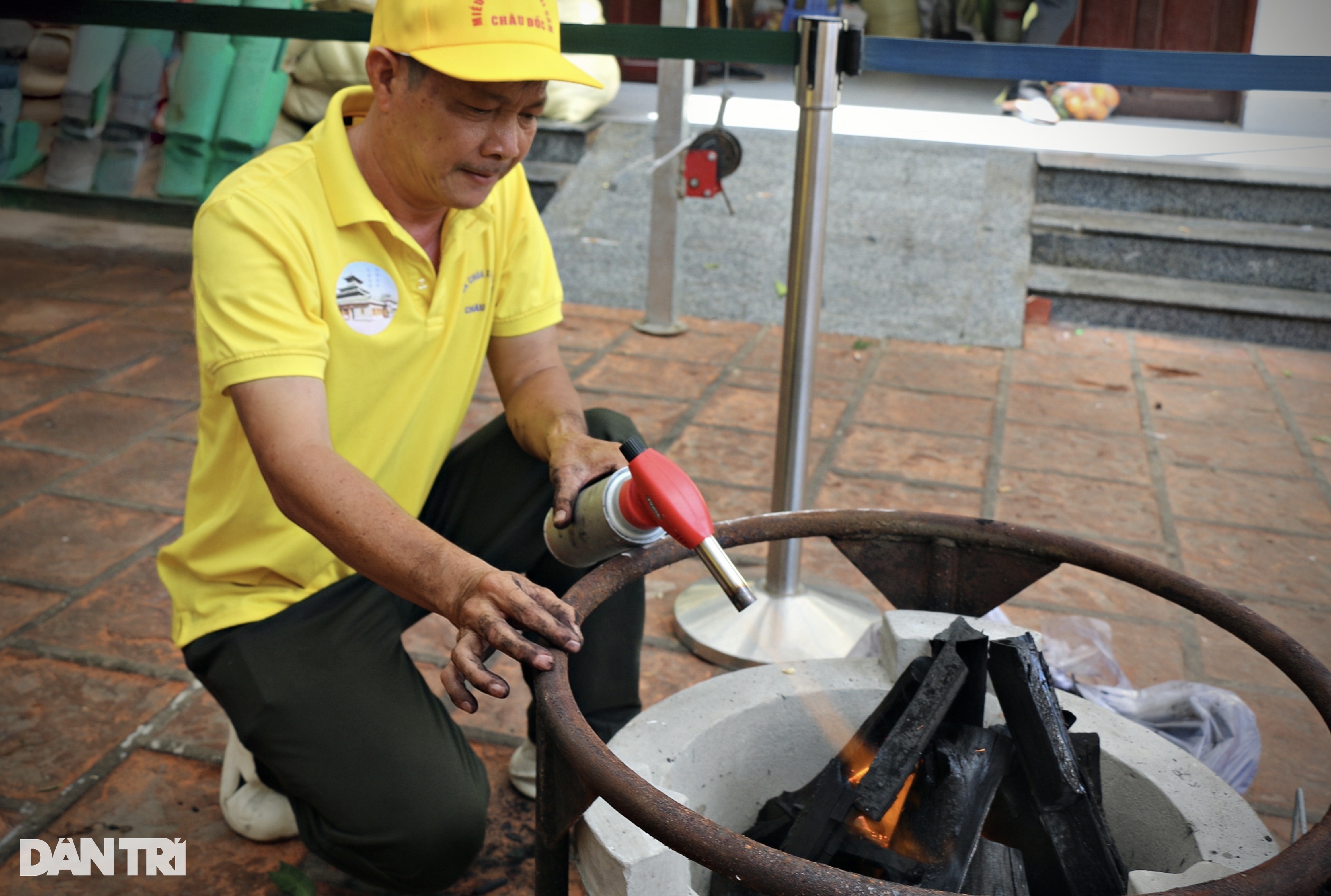 Cận cảnh quá trình nấu 9 loại hoa tắm tượng Bà Chúa Xứ núi Sam - 7 Cận cảnh quá trình nấu 9 loại hoa tắm tượng Bà Chúa Xứ núi Sam - 7