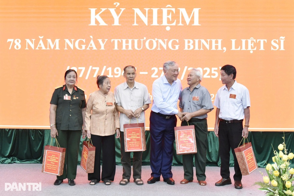 Phó Thủ tướng Nguyễn Hòa Bình thăm, tặng quà người có công tại Thanh Hóa - 2 Phó Thủ tướng Nguyễn Hòa Bình thăm, tặng quà người có công tại Thanh Hóa - 2