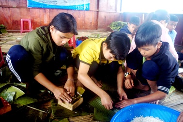 Học sinh vùng cao gói bánh chưng tặng bạn nghèo ăn Tết