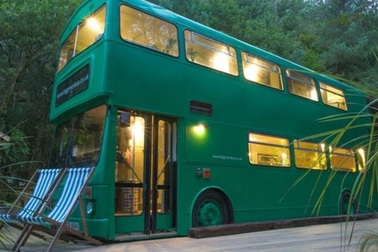 Mua xe buýt hai tầng gần 150 triệu đồng biến thành ngôi nhà mơ ước