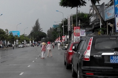 Phe vé chợ đen đội mưa, tràn ra đường bán vé...