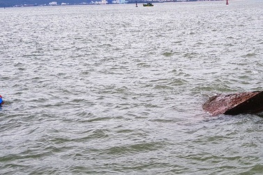 “Vật thể lạ” trôi dạt giữa luồng hàng hải Cảng Quy Nhơn