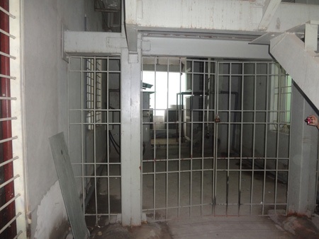 Chung cư cắt thang máy, bít lối thoát hiểm của dân
