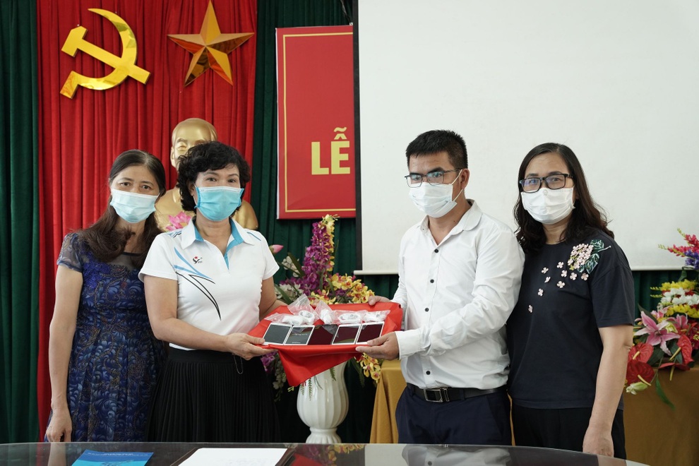 Chuyện về giảng viên xin điện thoại cũ, sửa xuyên đêm tặng học trò nghèo - 2 Chuyện về giảng viên xin điện thoại cũ, sửa xuyên đêm tặng học trò nghèo - 2