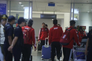 Đội tuyển UAE có mặt tại Hà Nội lúc nửa đêm, nhiều cầu thủ ngái ngủ