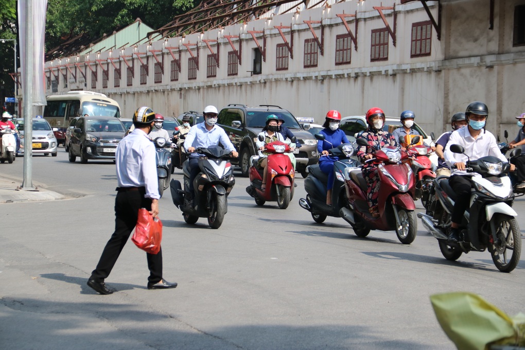 Nhường đường cho người đi bộ là chuyện lạ Việt Nam? - 2 Nhường đường cho người đi bộ là chuyện lạ Việt Nam? - 2