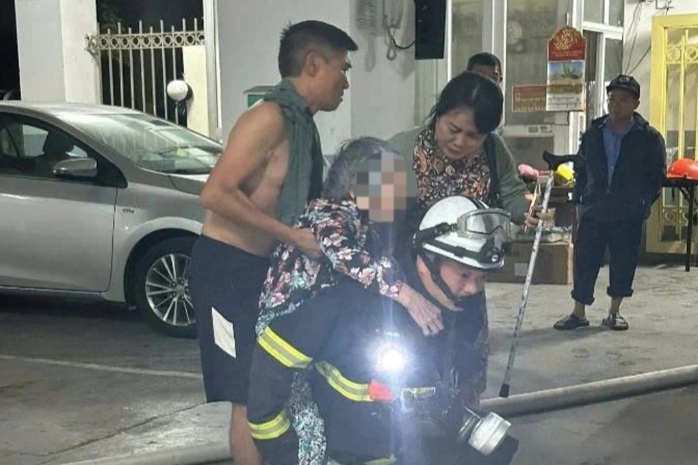 Vụ cháy tầng 4 chung cư ở Hà Nội: Cảnh sát hướng dẫn 2 người thoát nạn - 2 Vụ cháy tầng 4 chung cư ở Hà Nội: Cảnh sát hướng dẫn 2 người thoát nạn - 2