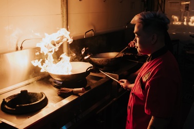 Ký sự “thâm nhập” bếp ăn đêm cho giới trẻ: Một quy trình không chệch nhịp