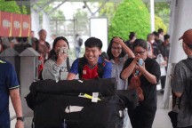 Nhiều bạn trẻ yêu bóng đá vây kín các cầu thủ đội tuyển U22 khi về nước