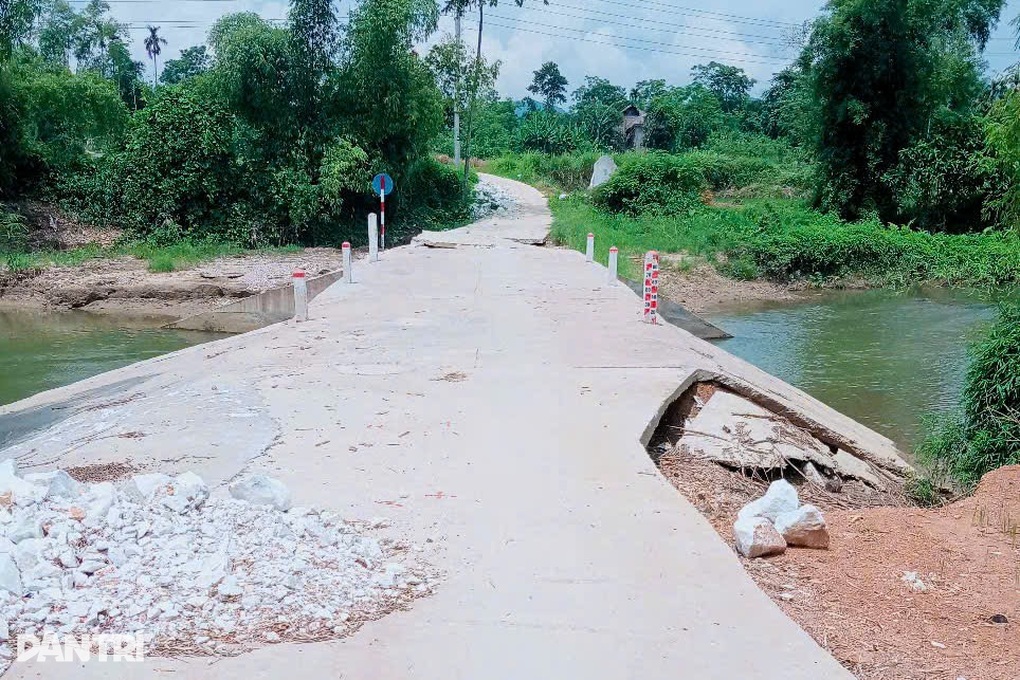 Cầu Dân trí ở Lào Cai vững chãi sau lũ dữ, chính quyền khẩn trương tu sửa lối vào - 3 Cầu Dân trí ở Lào Cai vững chãi sau lũ dữ, chính quyền khẩn trương tu sửa lối vào - 3