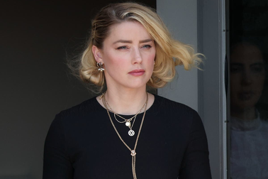 Amber Heard di chuyển bằng phi cơ riêng sau khi thua kiện