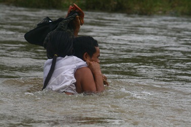  “Thót tim” cảnh vượt sông đưa trẻ đến trường (Video)