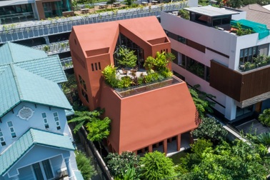 Đưa hồn quê lên phố, căn nhà màu gạch đỏ tại TPHCM gây ấn tượng khác biệt