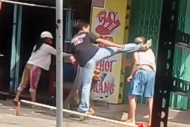 Con trai song phi đá... cha già ngay trước ngày Vu Lan báo hiếu