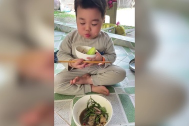 Cậu bé 6 tuổi ăn cơm với biểu cảm "chiếc bụng đói" hút 20 triệu người xem