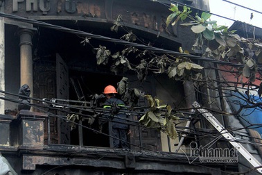 Giải cứu 4 người mắc kẹt trong vụ cháy ở Hà Nội