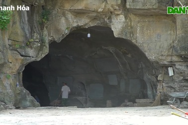 Di tích quốc gia động Hồ Công bị xâm hại