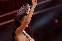 Tình huống Hoa hậu Bùi Quỳnh Hoa đội vương miện lệch gây cười đêm chung kết