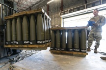 Ông Trump ký lệnh nới lỏng xuất khẩu vũ khí Mỹ ra nước ngoài