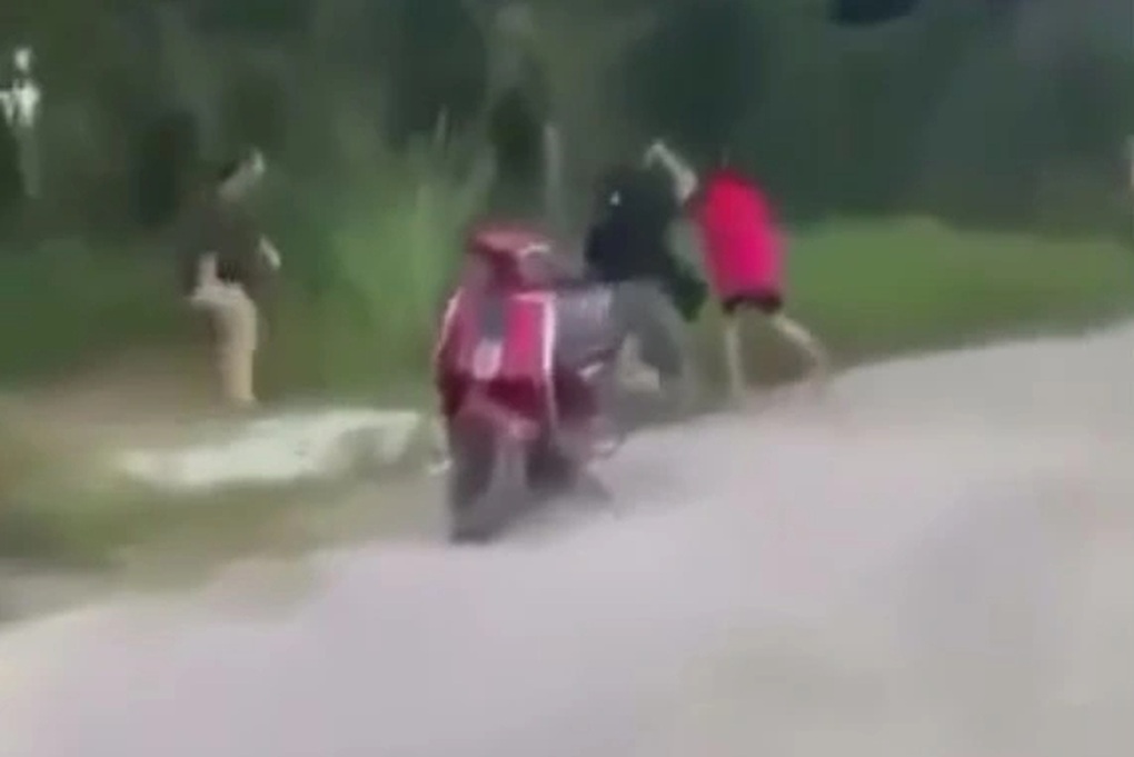 Công an điều tra 2 nhóm nữ sinh nghi dùng dao đuổi chém nhau - 1 Công an điều tra 2 nhóm nữ sinh nghi dùng dao đuổi chém nhau
