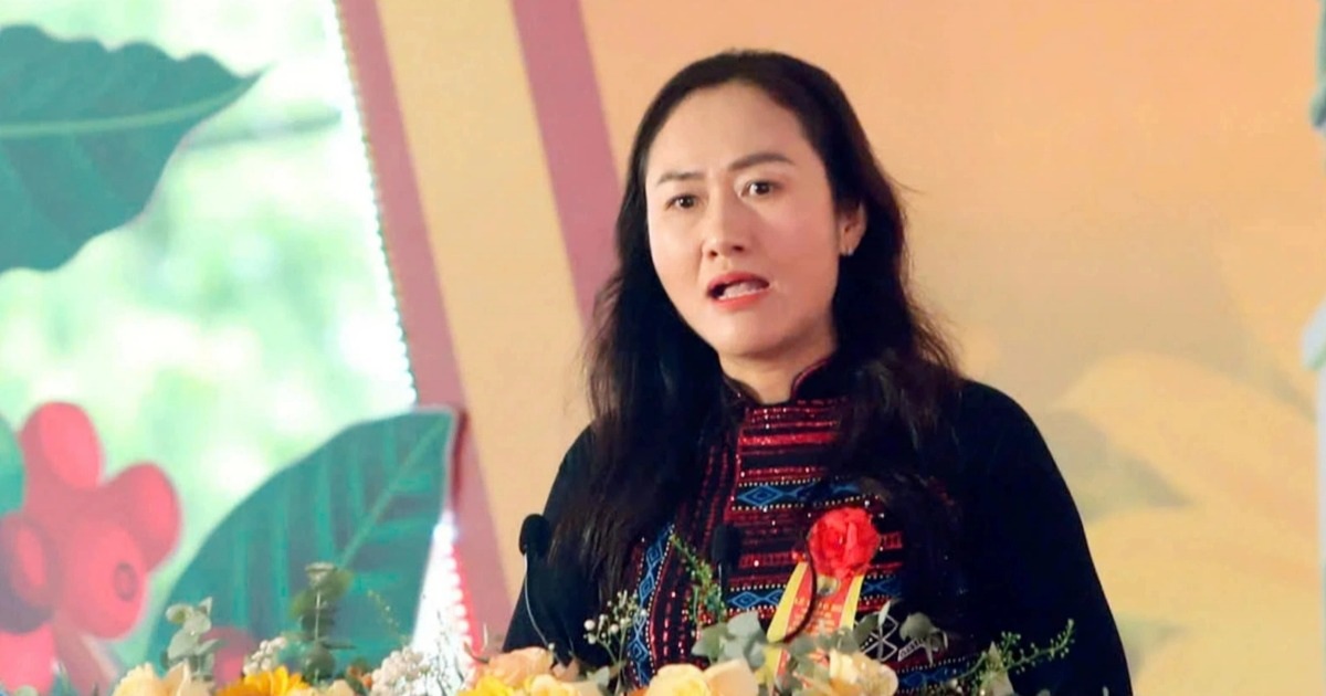 Nữ bí thư xã gây "sốt" với bài phát biểu trong lễ sáp nhập tỉnh