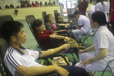 Sinh viên ĐH Vinh hào hứng hiến máu tình nguyện