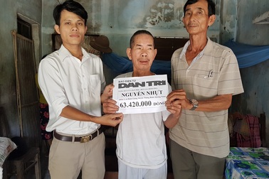 Bạn đọc Dân trí giúp cụ ông mắt mù lòa chăm vợ nằm liệt giường hơn 63 triệu đồng