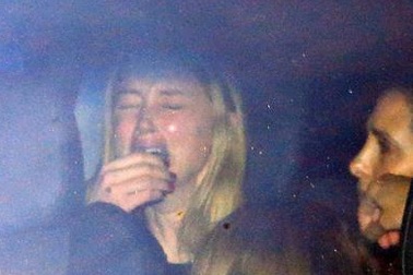 Vợ Johnny Depp òa khóc và lộ hàng loạt vết thâm tím do bị chồng đánh