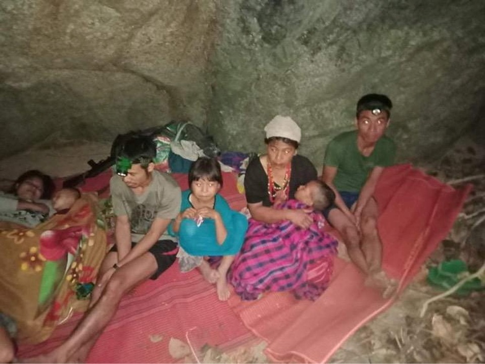Hàng nghìn người Myanmar băng rừng, vượt biên trốn không kích - 3 Hàng nghìn người Myanmar băng rừng, vượt biên trốn không kích - 3