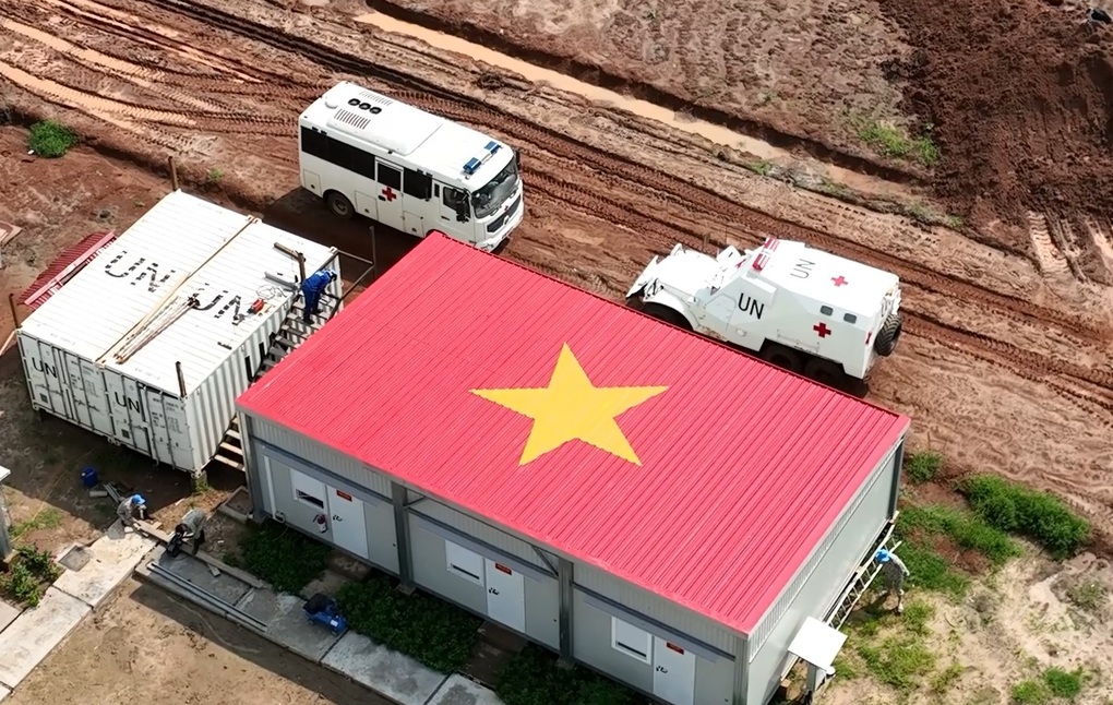 Lính mũ nồi xanh sơn cờ Tổ quốc lên nóc nhà tại châu Phi - 1 Lính mũ nồi xanh sơn cờ Tổ quốc lên nóc nhà tại châu Phi - 1