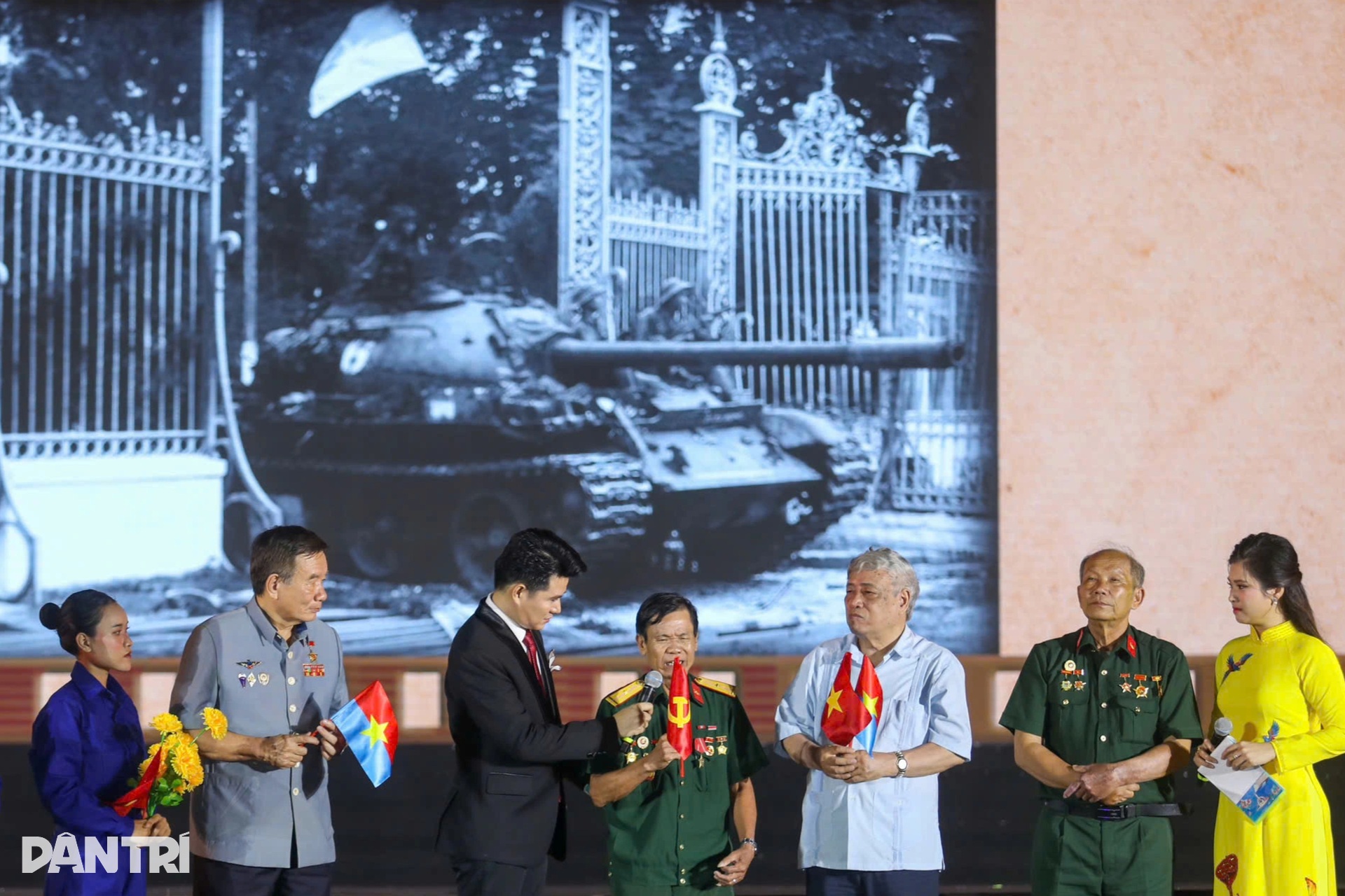 Hàng nghìn người dân TPHCM đến Dinh Độc Lập xem Bản trường ca hòa bình - 10 Hàng nghìn người dân TPHCM đến Dinh Độc Lập xem Bản trường ca hòa bình - 10