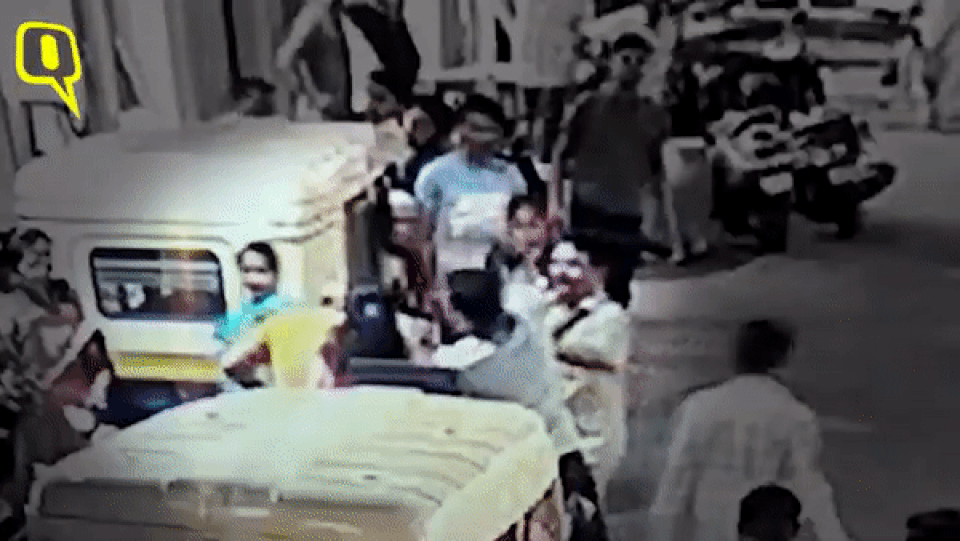 Bị đánh túi bụi khi lỡ hắt hơi ở nơi công cộng - 1 Bị đánh túi bụi khi lỡ hắt hơi ở nơi công cộng - 1