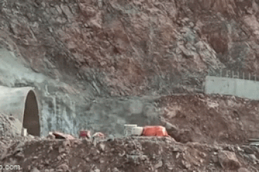 Cận cảnh nổ mìn, đào hầm xuyên núi đầu tiên ở Quảng Ninh