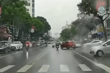 Ô tô quay đầu bất cẩn, đâm ngã xe máy rồi bỏ đi gây phẫn nộ