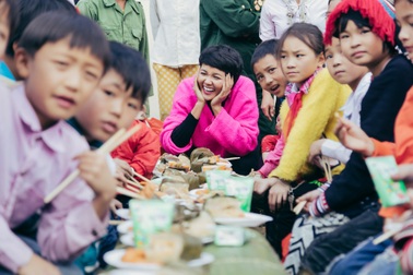 Hoa hậu H'Hen Niê trao bánh chưng Tết tận tay bà con vùng cao Sơn La