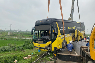 Sự thật thông tin lật xe khách trên đường tránh Vinh khiến 13 người chết